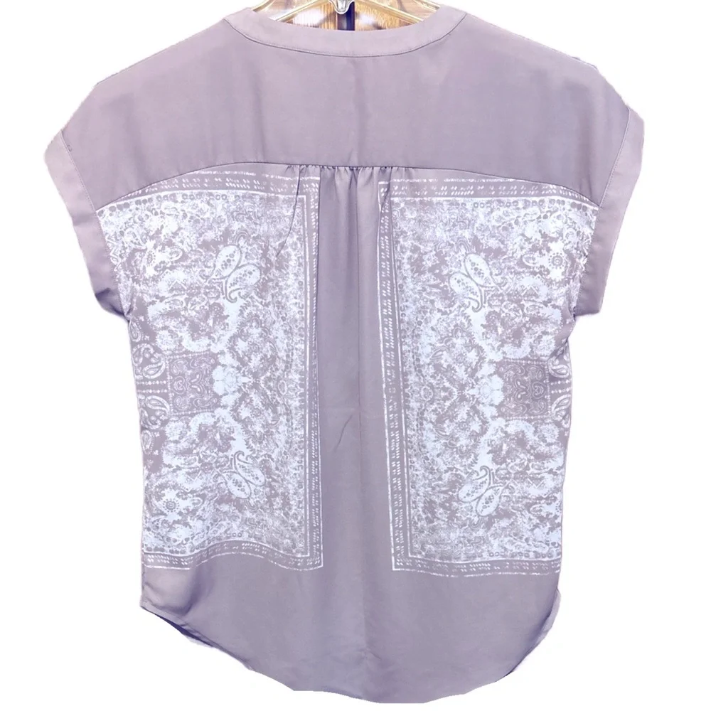 Women’s Simply Vera Wang Medium Lilac Mauve & White Paisley Scroll Design Blouse - Picture 2 of 5